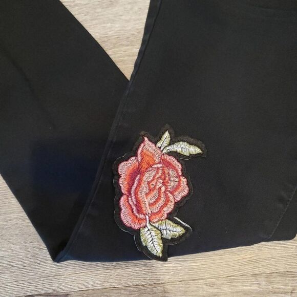 Black rose applique raw hem mid-rise tapered ankle length jeans goth emo Size 4 - Picture 4 of 9
